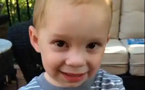 那个红遍全球的假笑男孩怎么样了2年过去了,现状令人心酸
