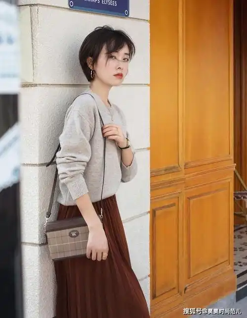 40岁的女人会搭更优雅,秋冬季出门选对衣服穿搭,轻松美出新高度
