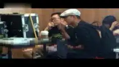 网曝文章探班马伊琍盯监视器表情专注

