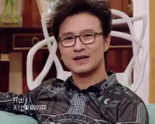 张韶涵歌手台上深情演唱,台下汪峰表情微妙,男观众表情亮了
