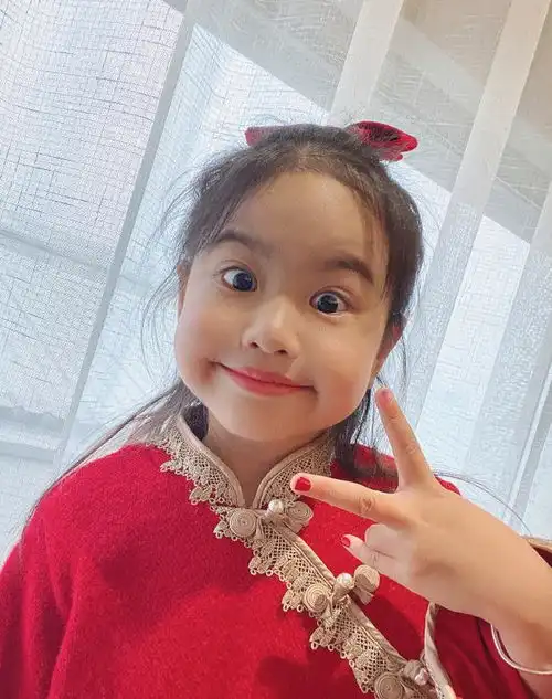包贝尔6岁女儿开挂式成长容貌气质强势逆袭成小仙女
