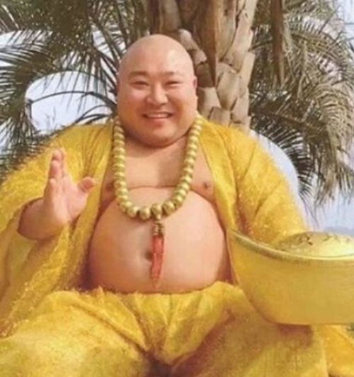 因像弥勒佛而红的刘福军,被富婆看中后带回家供养,现状如何
