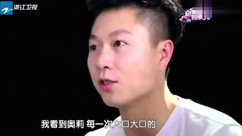 奥莉饿坏了直舔嘴,秒变吃货拍桌抗议,吃到饺子的小表情好满足
