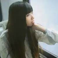 找一张女孩面朝大海的唯美背影图片
