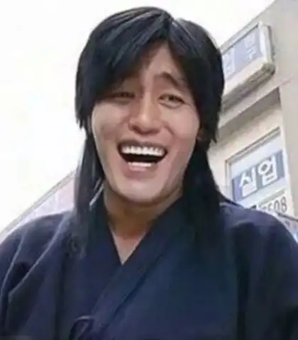 韩国表情包金馆长现身上海街头崔成国要收网友版权费吗
