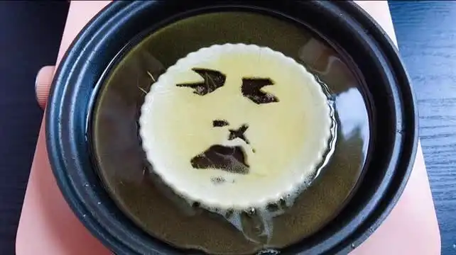 看这油炸表情包面皮,网友美食没学好,笑出了八块腹肌
