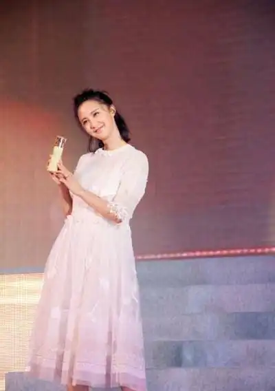 张歆艺胆真大不戴口罩就出门,网友不知道你脸已经变形了吗

