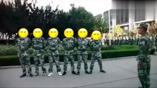太好笑当军训配上表情包,这画面真的是不敢直视
