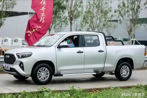 北汽皮卡卡路里实车曝光,奔驰同款内饰,搭载五菱2.0l发动机

