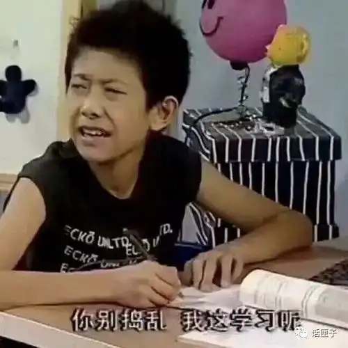 仪式感满满穿校服上网课,红领巾队干部标志全戴上,空中课堂今天正式开讲
