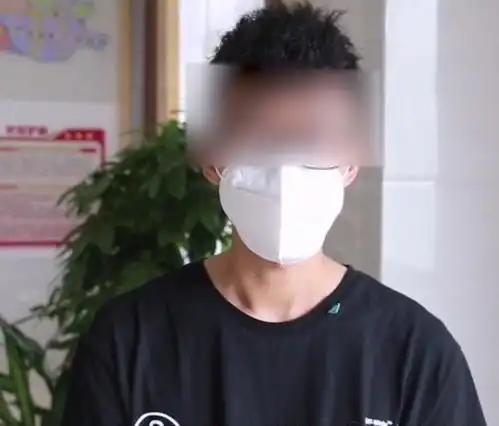 佛山禅城豪横保时捷车主公开认错我和后车没矛盾,就是耍酷
