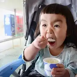 这个4岁的女孩靠丑萌火遍全球,嘿你就是我想要的傻丫头

