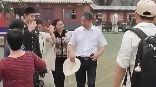兵哥哥送家属回去,明显可以看出兵哥的表情有点不舍
