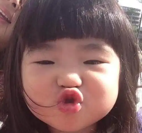 曹格为女儿庆祝9岁生日,深情注视满满父爱,grace变瘦后颜值上升
