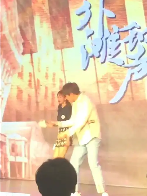 跟着鬼畜旋律尬舞的俞灏明和吴谨言敲可爱啊

