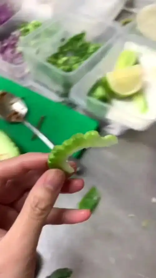 我说是中国的野生黄瓜,再给她吃她说不想吃了,那表情我也看不懂
