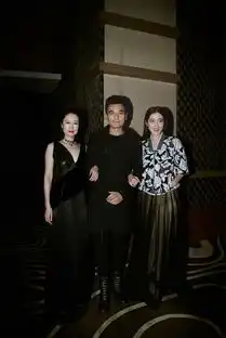 陈龙潮装亮相上海时装周左拥右抱变身表情包

