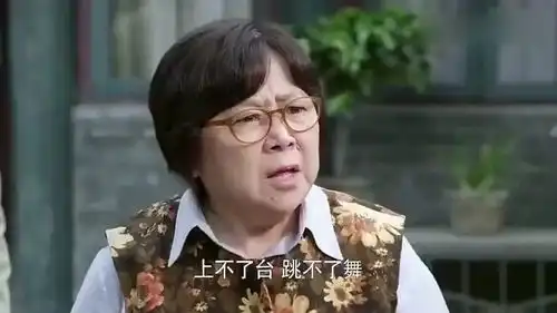 小伙买假化妆品,害得嫂子满脸都是包,哥哥气得拿扫帚打他
