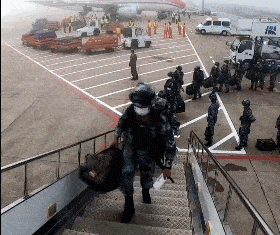 当伞兵走下飞机......兵哥哥表示从天而降才该是我的出场方式
