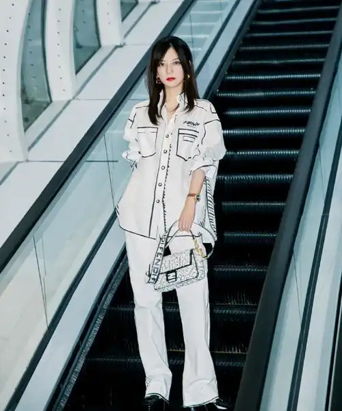 女人过了四十岁尽量少扎丸子头,看赵薇秦岚发型,简约又气质
