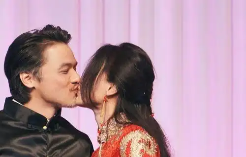 冯德伦为舒淇补办婚宴,当众深情亲吻表白,林心如萧敬腾到场庆祝
