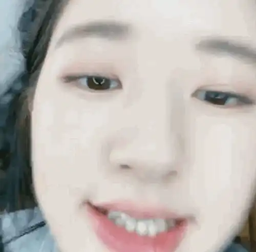 赵露思直播吃虫子,看到虫子后吓得表情扭曲,脸怼镜头超可爱

