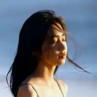 下次见你谈笑风生不动情

