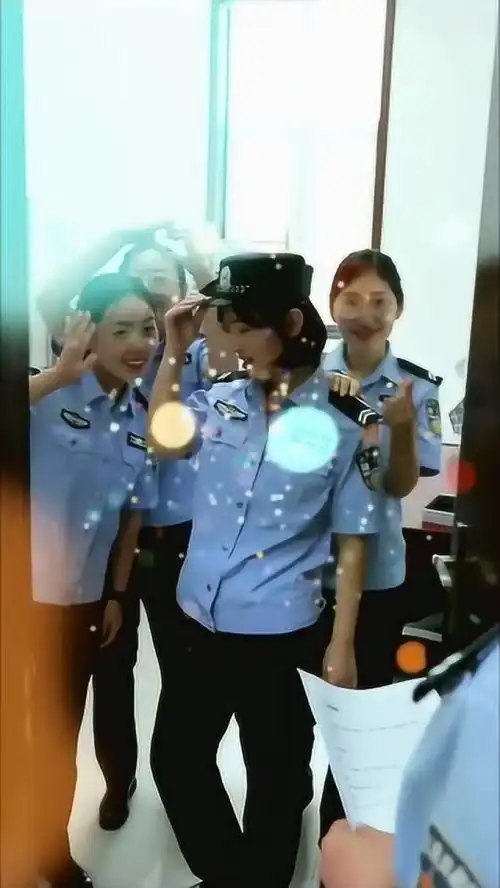 搞笑女生宿舍,警察小哥哥敲开女警宿舍门,眼前一幕太壮观了
