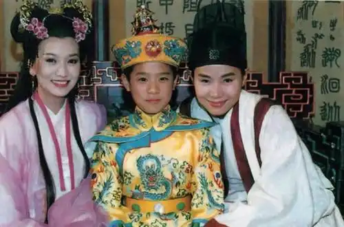 许仙放任丈夫8次偷女人不管,和赵雅芝相差10岁,同框就像一对母女
