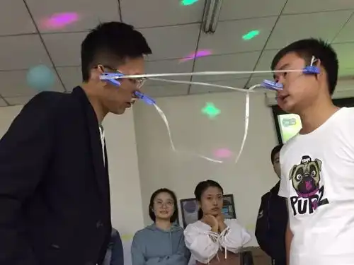 听说宿舍有一场超刺激的跨年活动,好多人专门凌晨赶来
