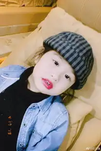 包文婧晒女儿最近萌照,饺子古灵精怪变表情包喜感十足
