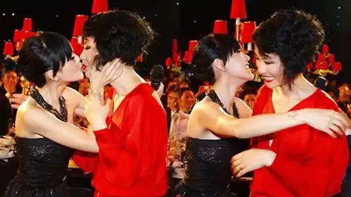 小s朝王菲索吻图曝光,两人表情微妙,一个开怀大笑一个有点介意
