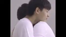 手捧粉色玫瑰的青涩少年
