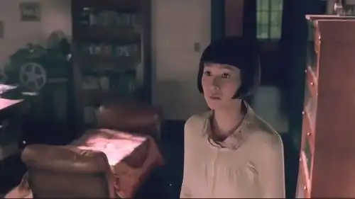 豪门少奶奶打扮漂亮,跟着丈夫出门,没想阁楼上有女鬼盯着他们
