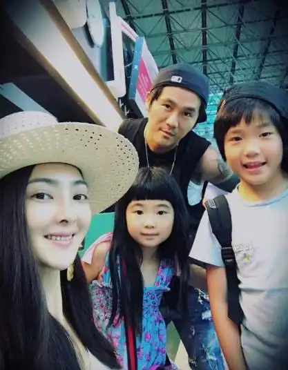 曹格女儿小时神似蜡笔小新,如今美到认不出,网友我来提亲
