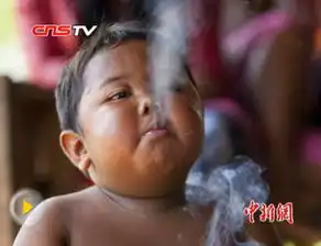 还记得他吗当年那个2岁每天抽40支烟的孩子长大了,而且

