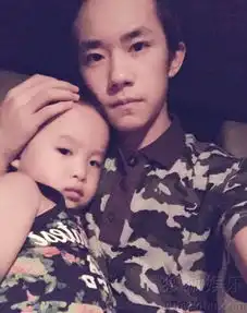 易烊千玺与弟弟自拍表情同步颜值高7945429
