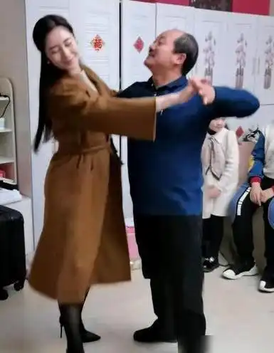 谢广坤曝近况,与王小蒙同框热舞表情陶醉,亲密搂腰女方引热议
