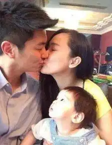 明星夫妇不注意竟当着孩子面亲吻甜馨的表情亮了
