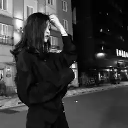 女生头像黑白伤感侧脸孤独真人忧伤头像
