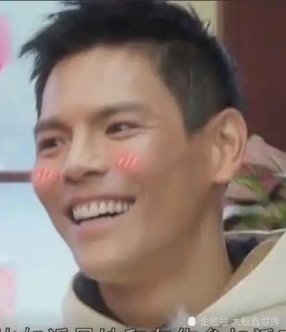 郭碧婷嘟嘴求亲,谁注意向佐表情和动作,网友瞬间僵硬心化了
