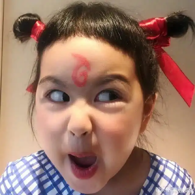 包贝尔晒女儿近照,顽皮可爱的小挪吒来袭,网友这也太像了吧
