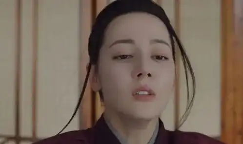 热巴新剧公诉造型被吐槽,她在影视剧里为何总没有红毯惊艳
