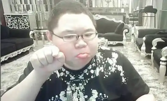 三位自称通过颜值走红的主播,pdd牌面担当,旭旭宝宝和鲨鱼哟酷似亲兄弟
