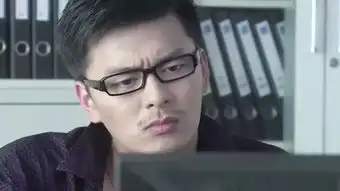 程鹏盯着监控器看李青,把男员工也观察了,一副若有所思的表情
