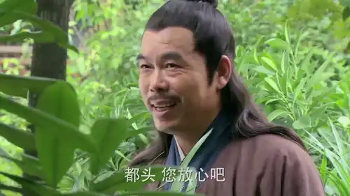老伯正嘱咐武松,万万没想到来人了,结果老伯将一个包裹藏了起来
