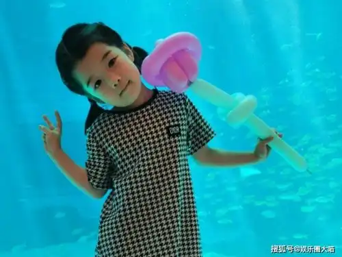 有种基因叫王栎鑫女儿,小时候丑萌可爱,如今完美逆袭成女神
