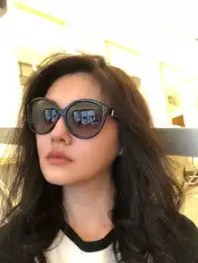 大s扎双麻花辫穿粉衣扮少女,表情僵硬被网友吐槽假笑
