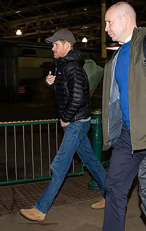 哈里王子深夜返回英国深情凝重无表情,如何面对女王成棘手问题
