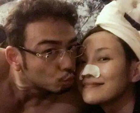 杨烁老婆王黎雯晒女儿涂指甲油照,感觉超闹心

